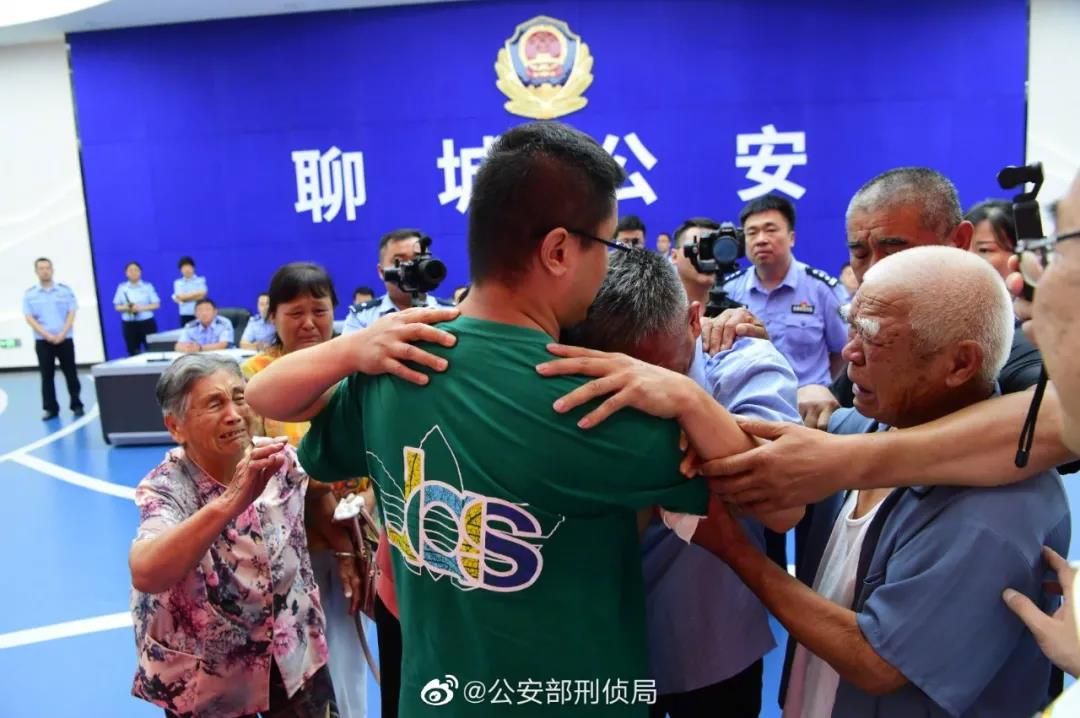 收买被拐儿童的养父母是否有罪，被拐儿童要赡养养父母吗?